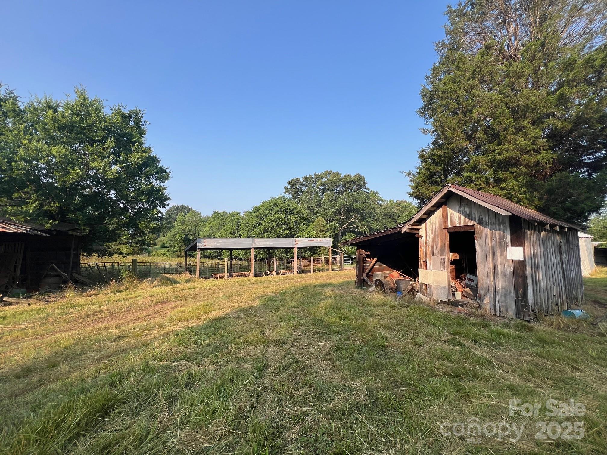 906 E Monbo Road