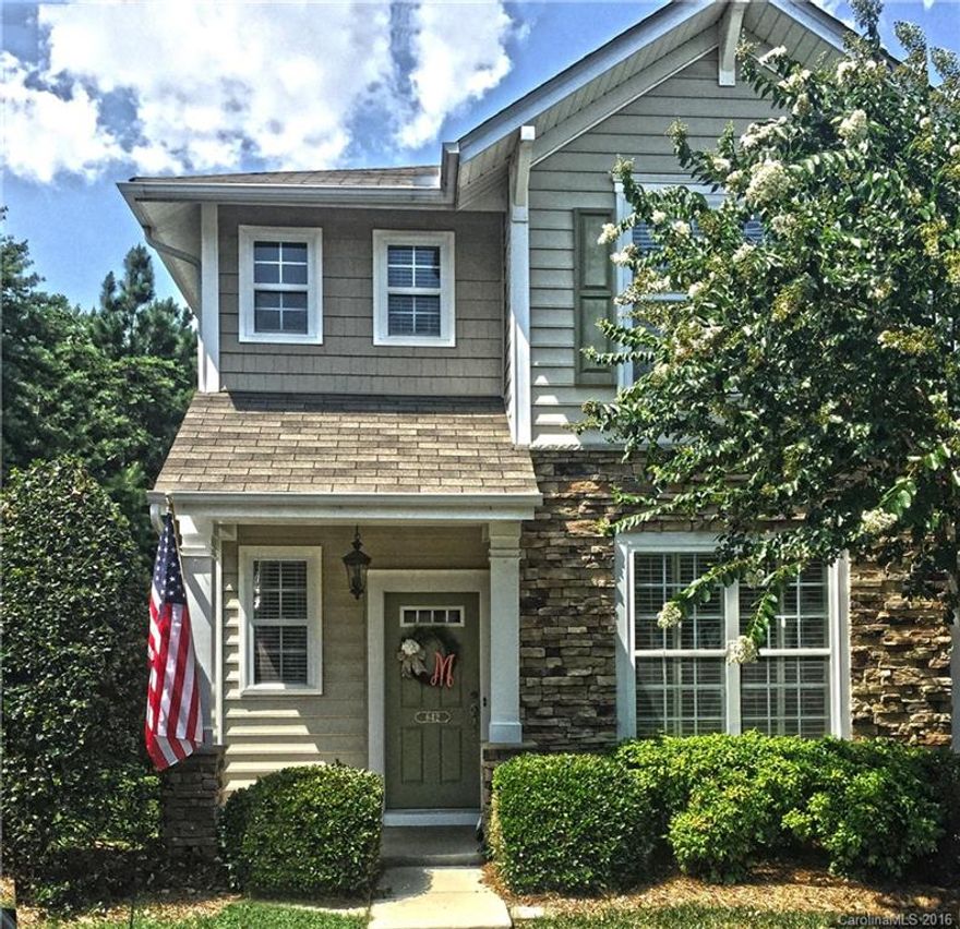 Move-in ready townhouse. Low HOA. A beautifully maintained neighborhood. Close to dining, entertainment, shopping, fitness centers and I-77. Fenced back yard and patio for entertaining.