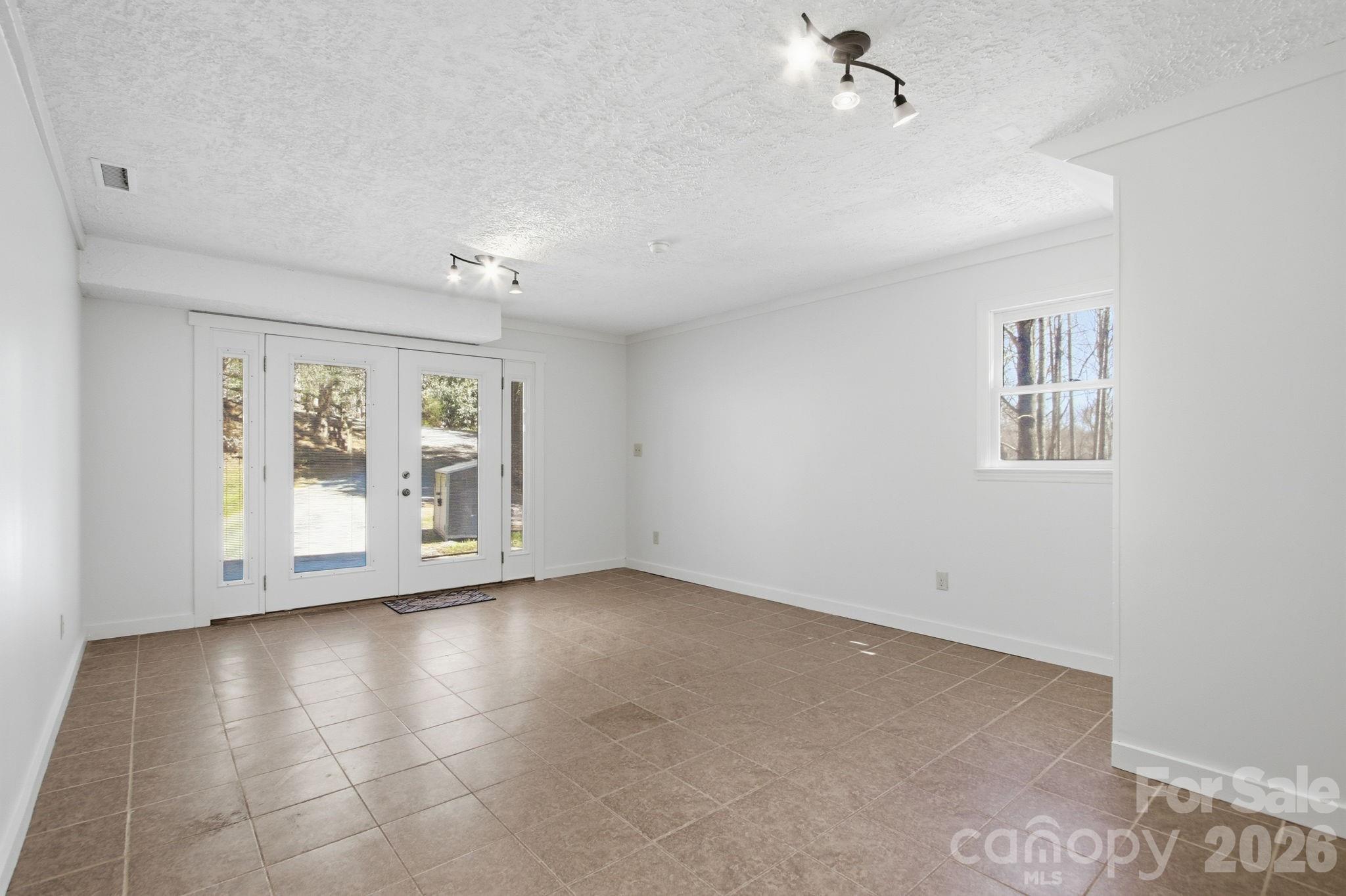 Diamond Pointe - Residential