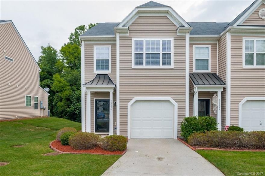 Meticulously maintained end unit in highly desired SW Charlotte area minutes from shopping, restaurants, airport, Lake Wylie and Hwy 485 & I-77. 3 BR, 2.5 BA has bright kitchen w/ ample cabinet space & a breakfast bar open to formal dining w/ hardwood floor which  opens to family rm.  Vaulted master with HUGE walk-in closet! Master bath includes separate garden tub & shower. Enclosed private patio & attached garage make this the perfect home. EXTRA long driveway is great for guests to park.