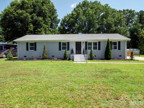 Photo of 421 Catawba Circle N, Matthews, NC 28104 (MLS # 4397270)