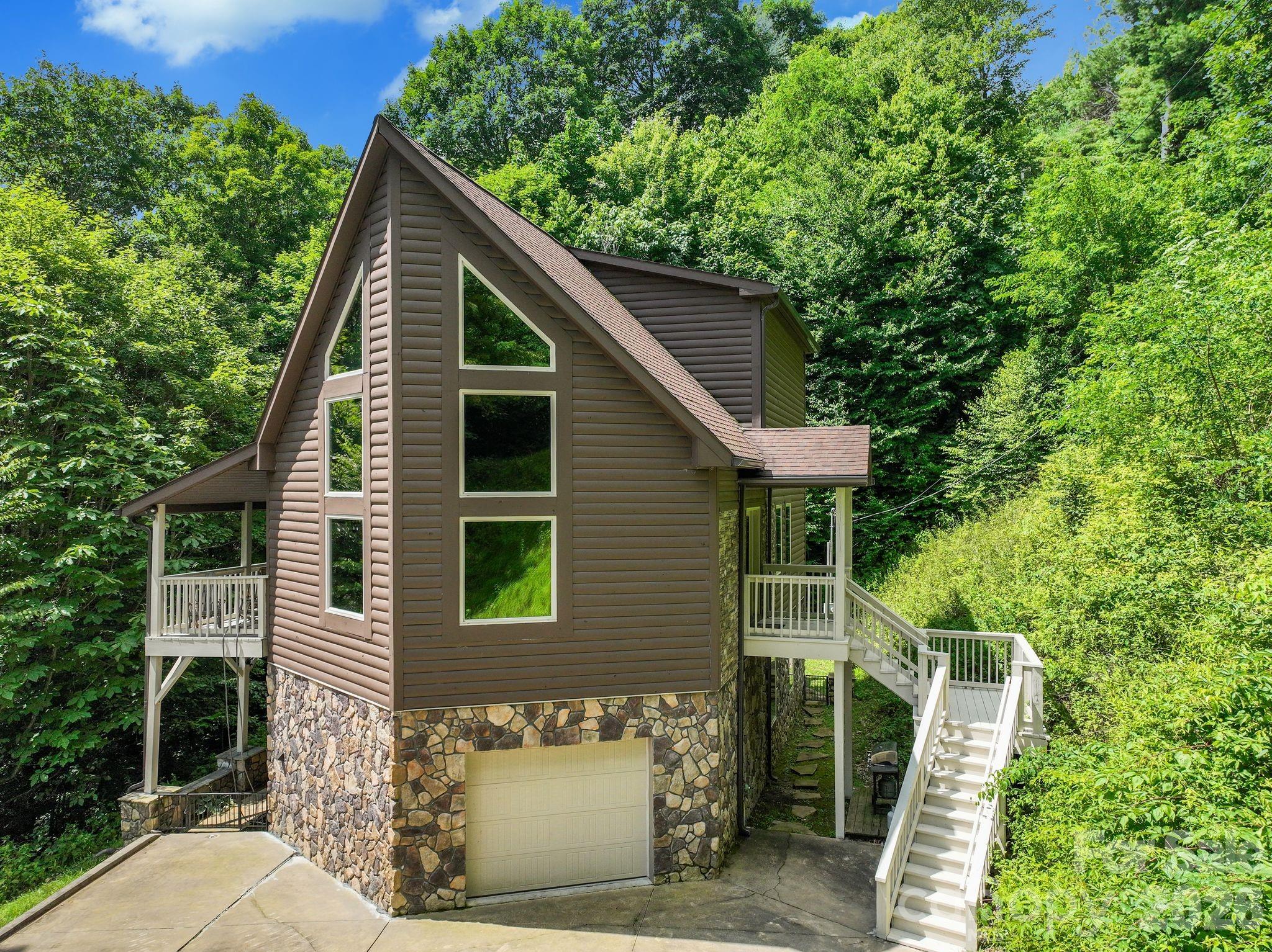 100 Moonshineholler Drive