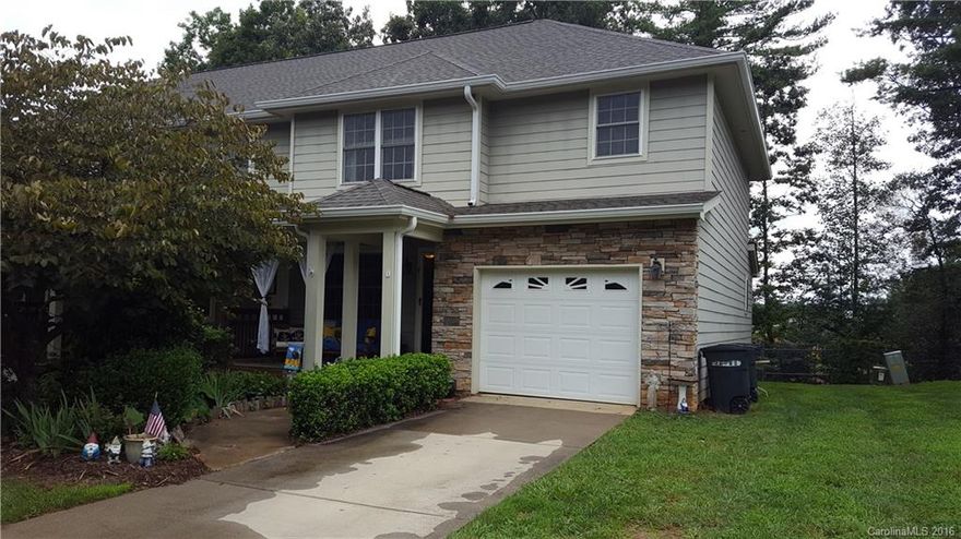 End unit condo offers spacious kitchen and dining room, living room on main level.  Covered front porch and back deck are great for relaxing. Well appointed master suite on second level.  Easy access to conveniences and shopping.