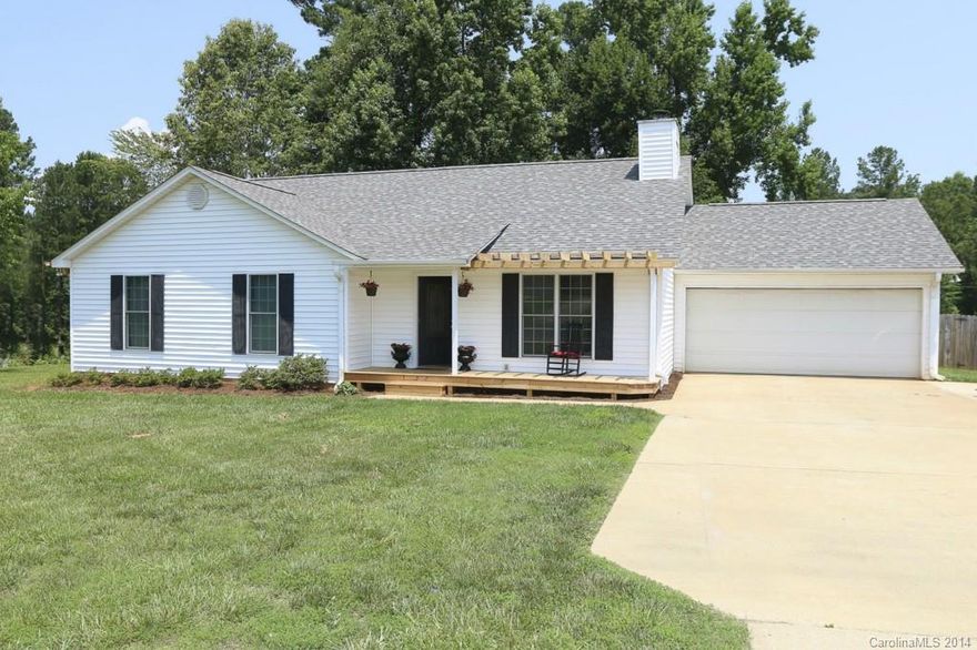 Back on Market and Reduced!Terrific ranch home w/gigantic fenced back yard,perfect for pets, kids, or gardening! Open floor plan, w/large great room & kitchen. Fireplace w/ lovely wood mantle.Additional flexible room serves as guest bdrm or home office.New Roof in 2011, new stainless steel appliances with GE Cafe series Dual Fuel stove. Hardwd flooring in entry and kitchen.Spacious tiled laundry room with built-in shelving.Master bath includes garden tub & walk-in shower.Clover schools!See Tour!