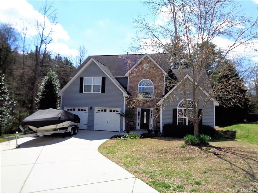 100% FINANCING ELIGIBLE WITH USDA!! Stunning cul-de-sac home w/ tons of privacy. Formal rooms. Laminate wood floors in most of downstairs. Upgraded kitchen w/ granite, tile & SS appliances. Vaulted ceiling in family room w/ gas log fireplace. First floor master suite w/ double tray ceiling, garden tub & custom shower. Second floor has 3 secondary bedrooms & a bonus room/5th bedroom. Private backyard w/ a large patio & deck. Easy access to Lake Wylie & Rock Hill. All this & low York County taxes!