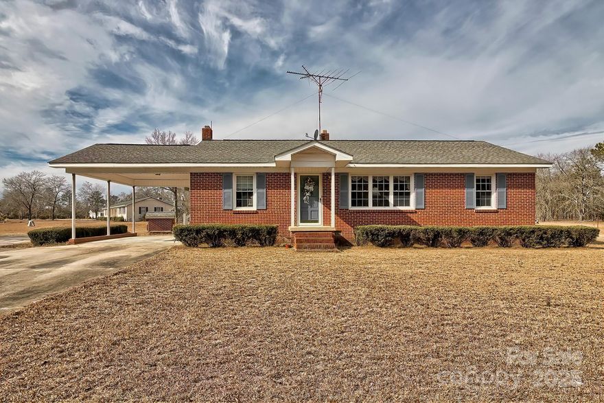 New to the market,  youll love this super nice, all brick home on a HUGE 2 ACRE corner lot that has a concrete circular drive and a workshop  with a storage building attached.  This home is very well kept and only 2 minutes from the Town of Kershaw. Kitchen features granite counter tops with a mosaic back splash... real hardwood floors throughout, 3 bedrooms / one bath / formal living room and den.
So much yard space for gardening or what ever you like. Great location !