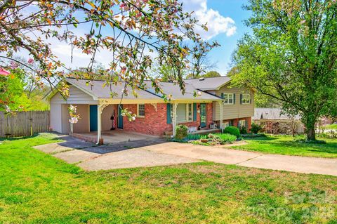 Photo of 1091 16th Avenue NW, Hickory, NC 28601 (MLS # 4363676)