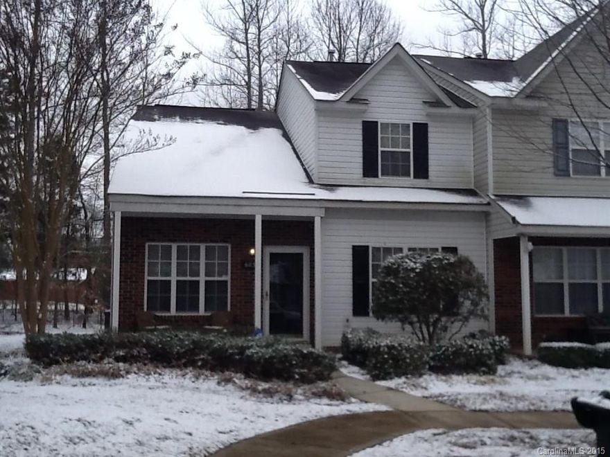 **MASTER ON MAIN** END UNIT.  Upper level includes large bedroom and loft (with closet) which can easily convert to 3rd bedroom if required.  Great layout for room-mates, multi-generation families etc.. Excellent opportunity for investors.
Original owner, never rented. Good condition throughout, fresh paint 2014.  Close to Uptown, University & CPCC Cato Campus.