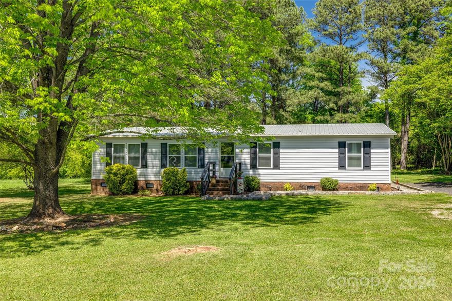 Welcome to 7082 Citation St. in York, SC! This 3 bedroom 2 bath home in Shiloh Quarters SDV has plenty of space for indoor and outdoor entertaining. Nestled on .63 acres with a long driveway and mature trees. You will fall in love with the charming back porch overlooking the open backyard that has enough mature tree to help with shade in the summer. The back yard has a large storage shed that is great for all your outdoor equipment.
The inside of the home is stunning and spacious. When you walk into the home it has an open concept living room and kitchen area. There is even a bonus/flex space toward the backdoor. This home will not disappoint!