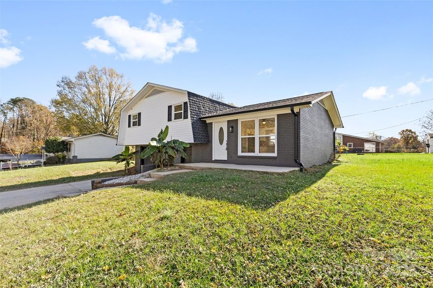 This beautifully renovated 3-bedroom, 1-bathroom split-level is move-in ready and loaded with modern upgrades. Step into a spacious, light-filled living area featuring fresh paint, updated flooring, and stylish finishes throughout. The brand-new kitchen is a delight, boasting sleek countertops, new cabinetry, and stainless steel appliances. Upstairs, you'll find three cozy bedrooms and a fully updated bathroom featuring contemporary fixtures and finishes. Conveniently located in a quiet neighborhood just minutes from schools, shopping, and major highways, this home combines modern comfort with unbeatable convenience.
Don’t miss this incredible opportunity—schedule your showing today!