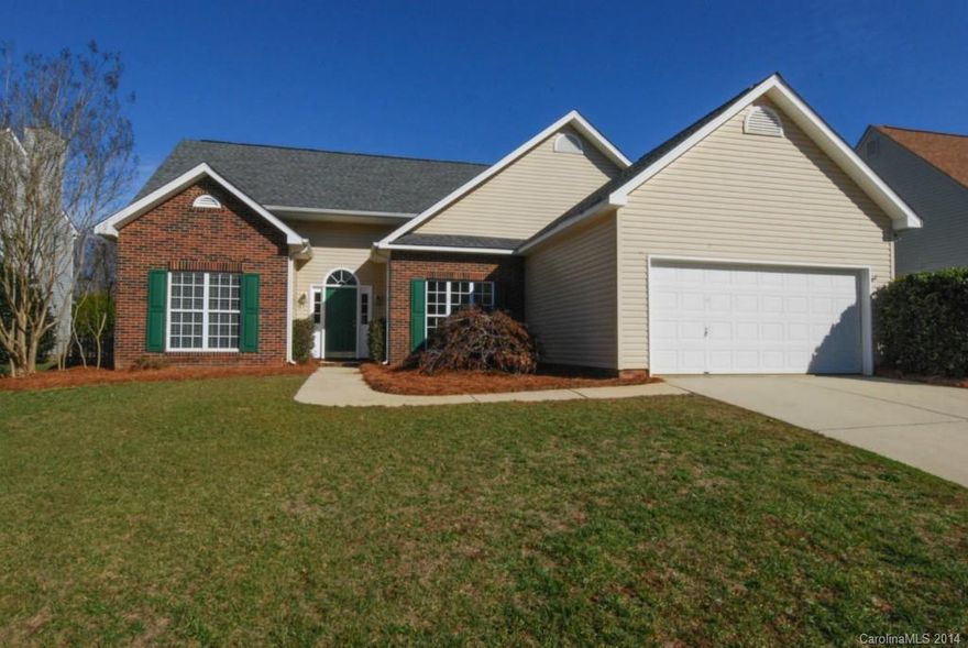 Fabulous, open, split floorplan awaits you in this cul-de-sac home. Great Fort Mill neighborhood with walking trails and playgrounds! Move in ready with updated kitchen, including granite counters and 42" cabinets. Vaulted ceiling in family room opens to dining room and kitchen with breakfast area. Rear yard is fully fenced, flat and offers a lot of privacy. Fantastic location....convenient to shopping, highways and the Ballantyne area. Top rated Fort Mill schools.