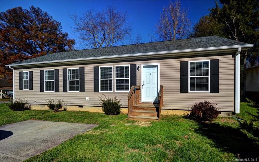 Convenient in town location near historic downtown Waynesville.  3 bedrooms, 2 baths with a split bedroom plan, spacious kitchen with lots of cabinets and a pantry.  The large master bedroom is en suite with double vanities, a garden tub, and separate shower and toilet in the master bath and a walk-in closet.  The great room, kitchen and dining areas have wide-plank laminate floors, and the bedrooms are carpeted.  Heat pump for efficient heating and cooling.  Rear deck for grilling.