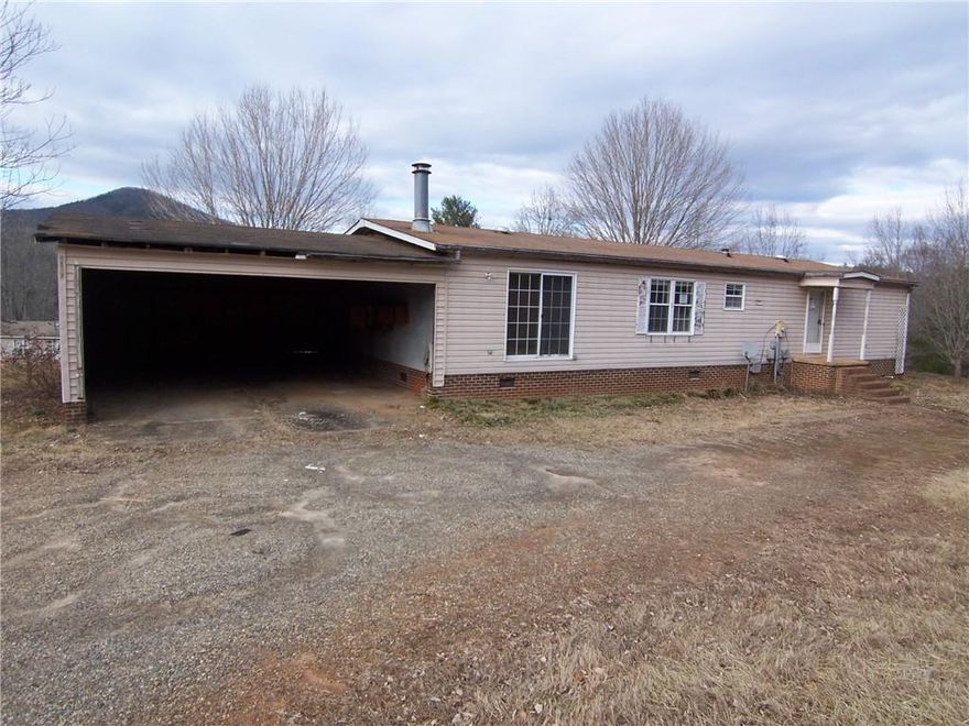 Large home on almost 4 acres. Family room with fireplace. Nice Master bedroom has very nice ensuite bath with garden tub with separate shower and dual vanities. Large LR, kitchen with breakfast area and a nice dining area.
Nice storage building. Home needs some repair but could be a wonderful home or great investment.