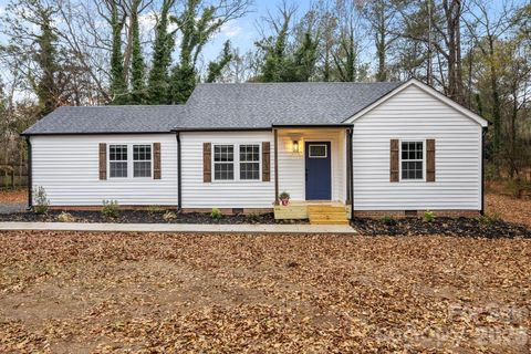 Photo of 519 N Main Street, Mount Gilead, NC 27306 (MLS # 4330588)