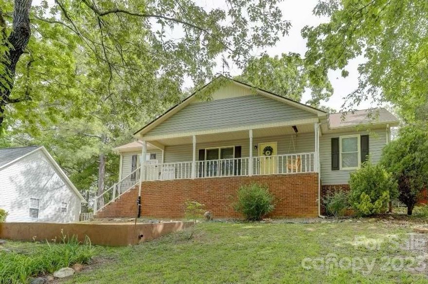 Welcome to this charming ranch home in the booming Rock Hill, SC! Located in the highly desirable community of Taylor Oaks, this 3 bedroom & 2 bathroom home comes with the added benefit of NO HOA! The home's open floor plan creates an inviting atmosphere, highlighted by the vaulted ceilings and a cozy gas log fireplace. The primary suite features a walk-in closet and an en-suite bathroom. The fenced-in backyard offers privacy for outdoor living, while the covered porch and deck provide the perfect space for entertaining guests or simply enjoying the beautiful Carolina weather. Conveniently located close to I-77, shopping and dining are just a few minutes away. Don't miss out on the opportunity to make this your forever home!