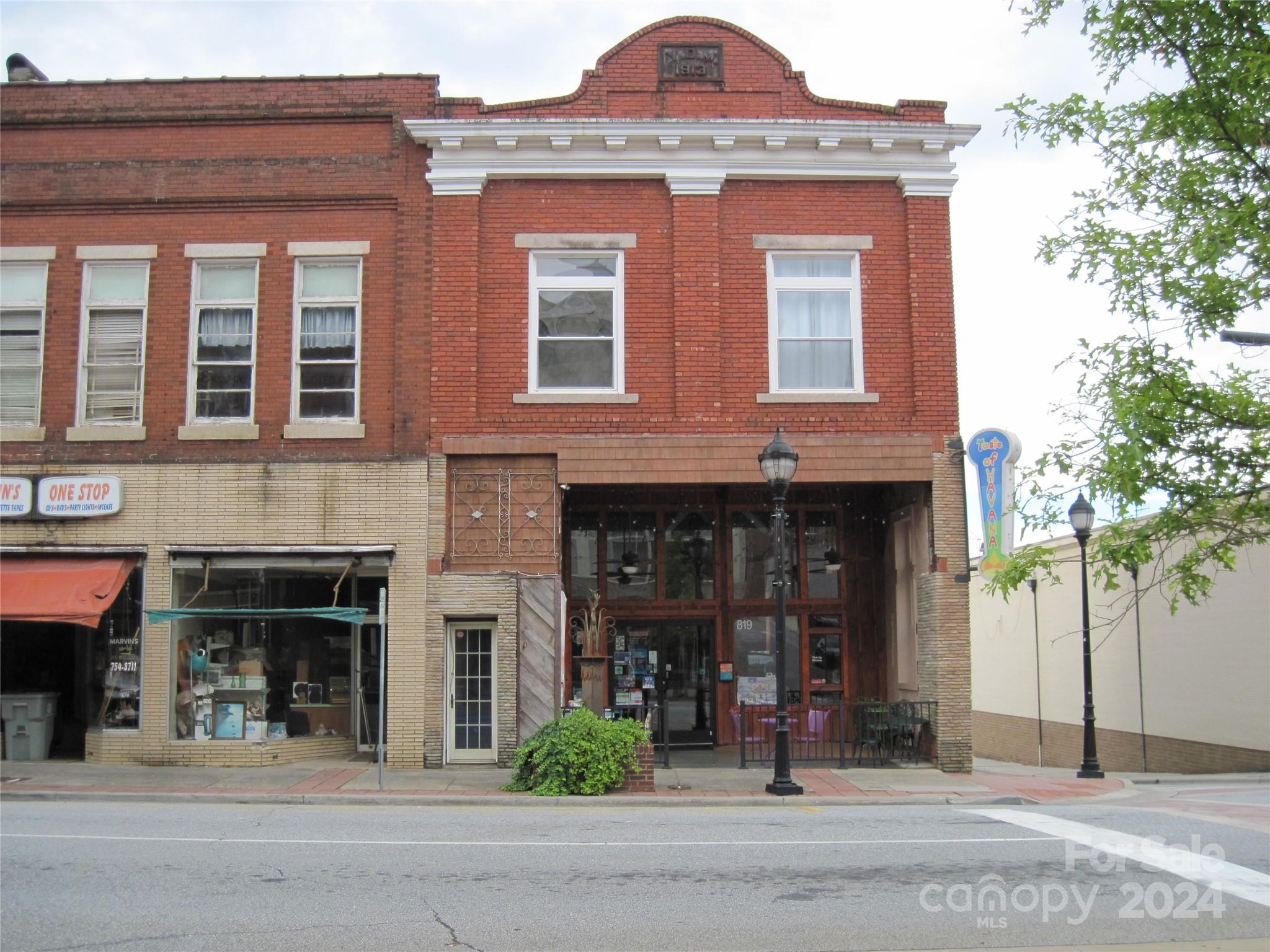 819 West Avenue NW