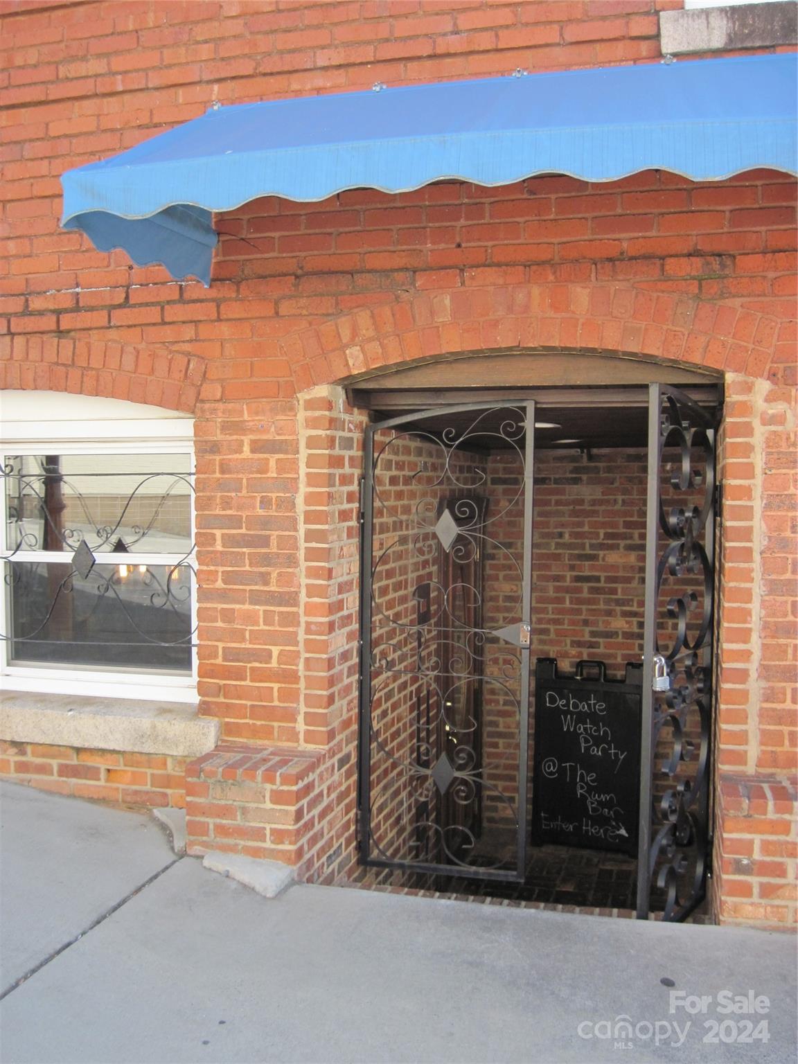 Main image without alt text