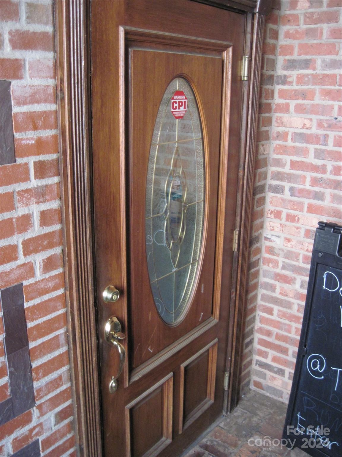 Main image without alt text