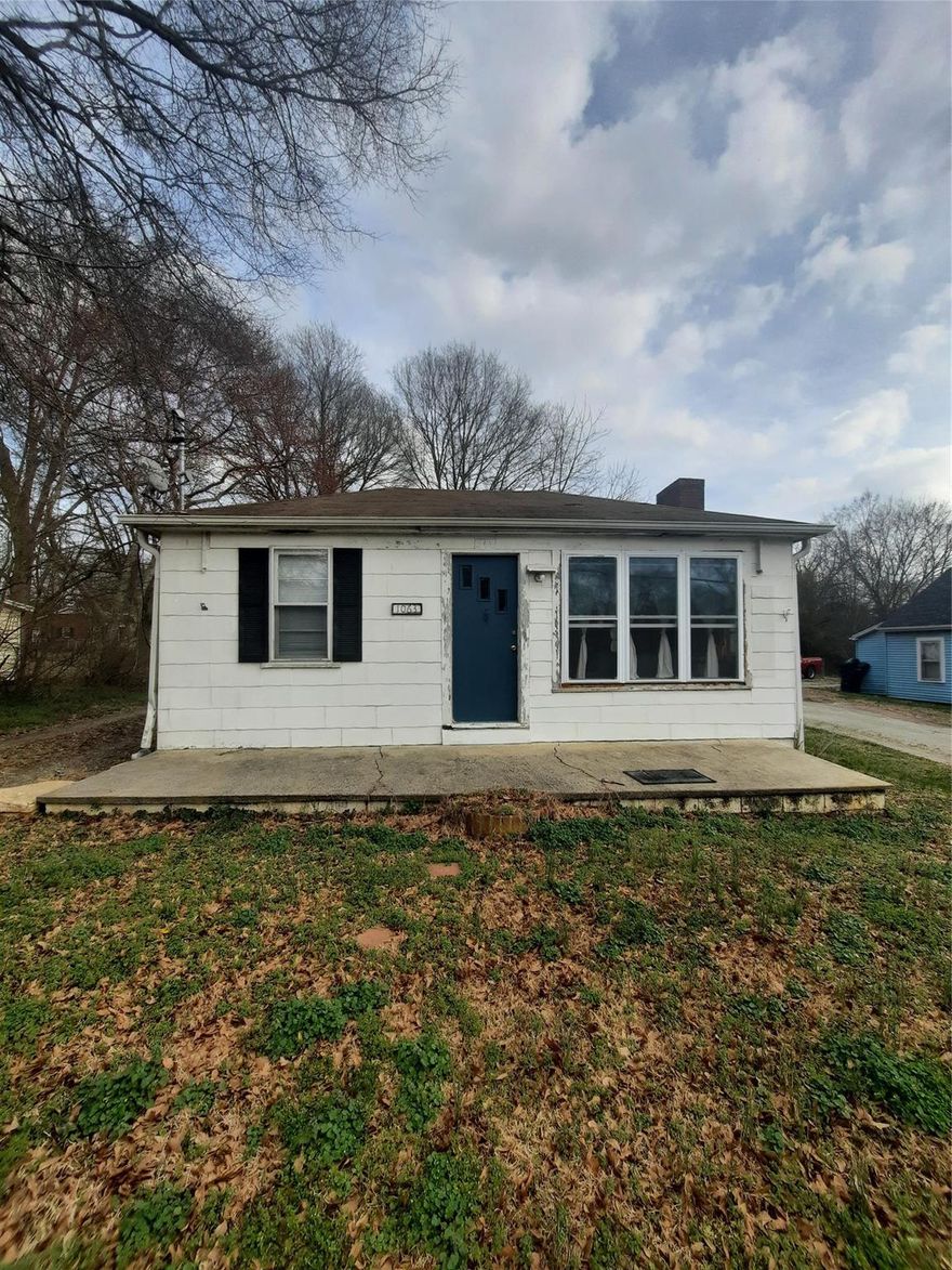 Investors take a look!!!! This cute bungalo has an updated bathroom, new ceilings & fresh paint. Location is convenient to Shopping & restaurants.