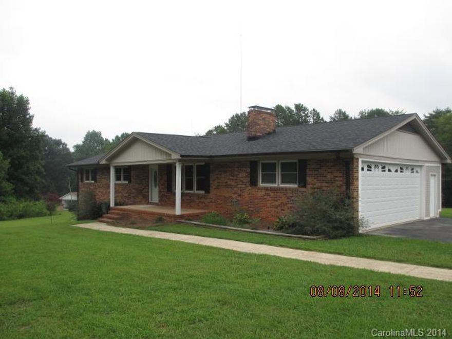 This property is eligible under the Freddie Mac First Look Initiative through 08/28/2014.  Only will accept owner occupants through 08/28/2014.  Sold As Is!  Freddie Mac will offer up to 500 for home warranty for owner occupants only.  Selling agent is responsible for selecting home warranty and providing closing firm with invoice and information.  New carpet!  Freshly painted!