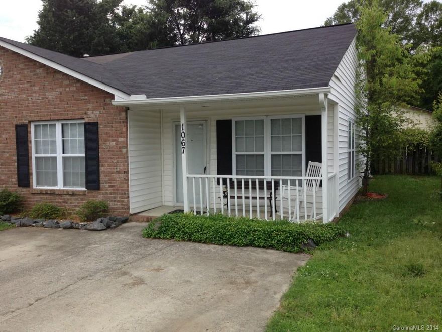 Move in ready 2BR/2BA townhome on a cul-de-sac. Convenient to I-77, shopping, and restaurants.  Open concept living/dining with updated laminate flooring, spacious bedrooms, new roof in 2011, and more.  Wonderful investment opportunity as similar properties rent for approximately $700/month.  This is a must see!