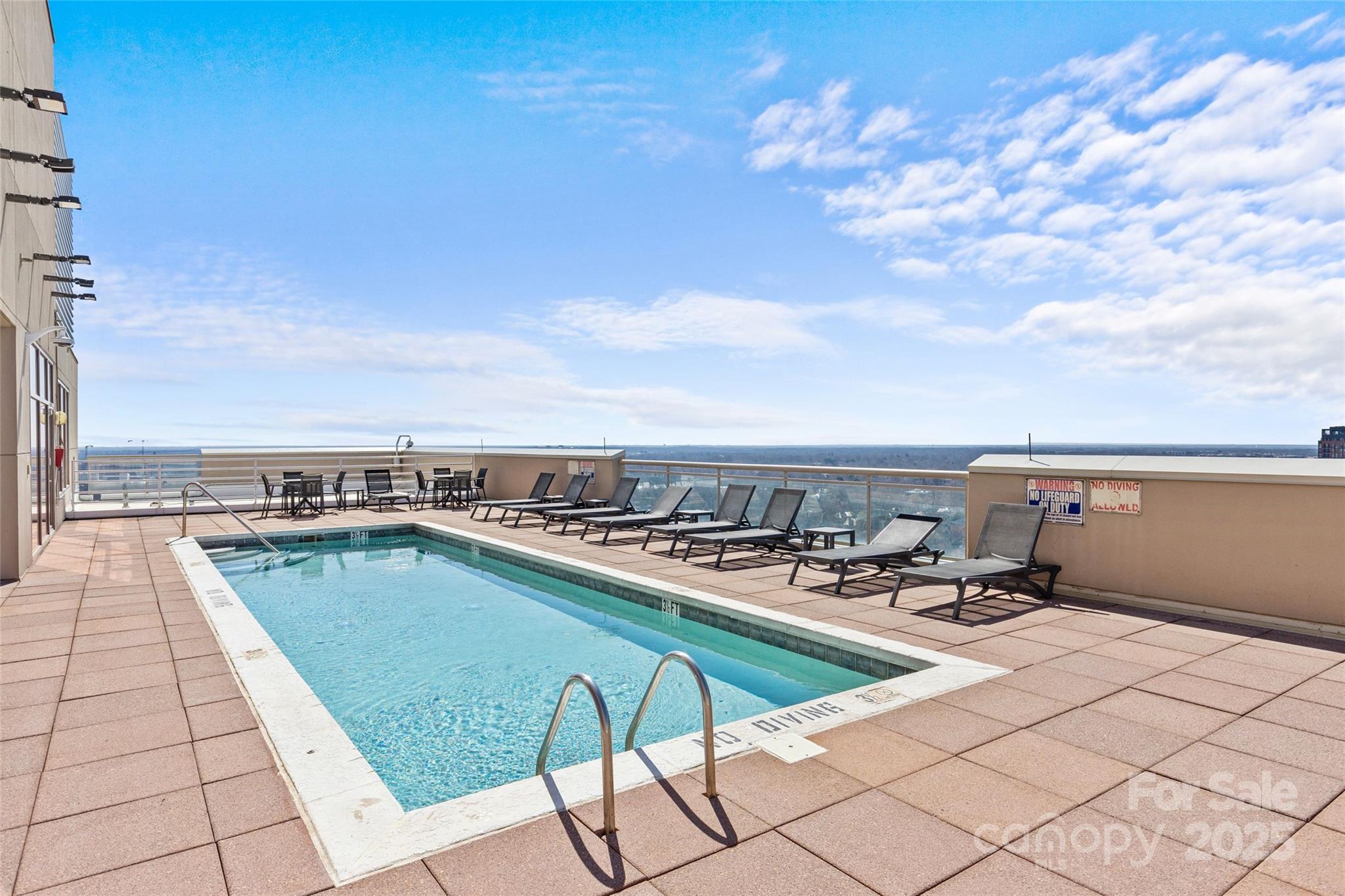 Charlotte, North Carolina 28203, United States, 2 Bedrooms Bedrooms, ,2 BathroomsBathrooms,Residential,Under Contract,81940