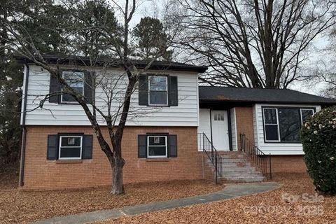 Photo of 5324 Cheval Place, Charlotte, NC 28205 (MLS # 4326917)