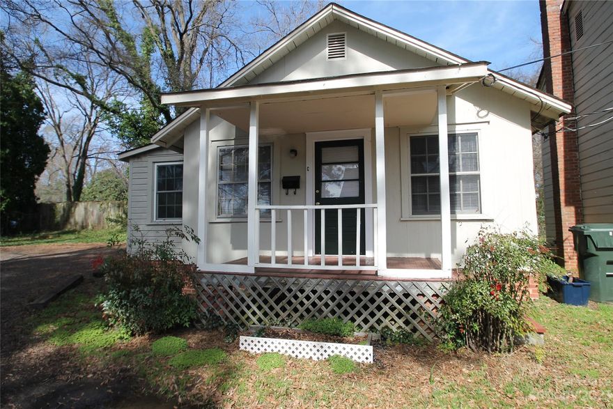 Cute Bungalow near downtown Rock Hill, SC 1 Bedroom, 1 Bathroom, Living Room, Kitchen with Range & Refrigerator.
Front Porch.
No Smoking/No Vaping. Call Owner for All Pet Permission. Maximum Occupants 2. By Appointment Only (Available by July 1, 2023).