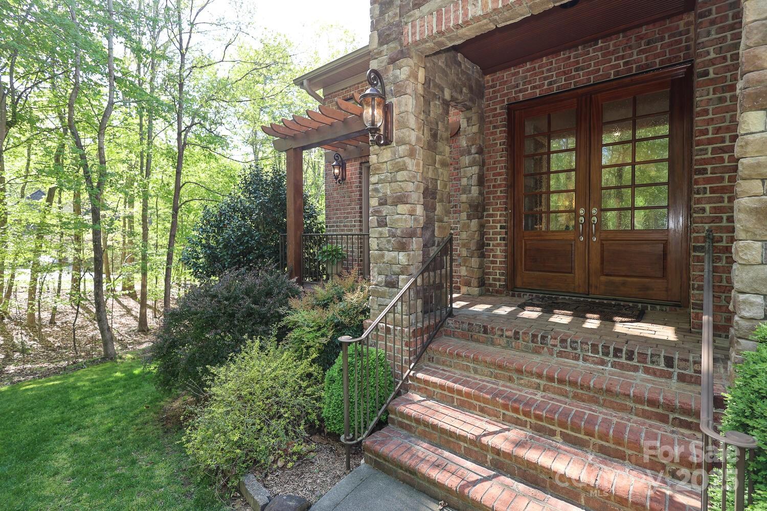 2504 White Thorne Lane