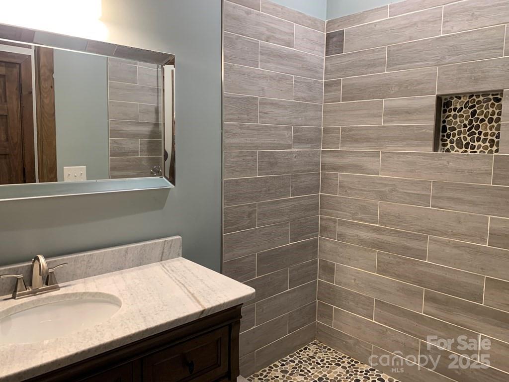 Bryson City, North Carolina 28713, United States, 4 Bedrooms Bedrooms, ,4 BathroomsBathrooms,Residential,Under Contract,103300