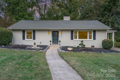Photo of 931 Hickory Nut Street, Charlotte, NC 28205 (MLS # 4306736)