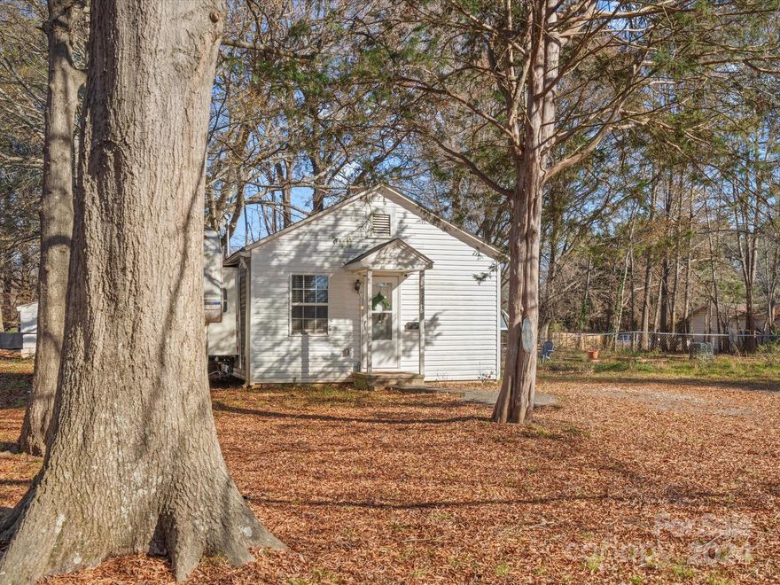 Cute as a button and neat as a pin, this home is ready for you to move on in!  Located close to historic downtown York, SC and all the things to enjoy around downtown!  This adorable craftsman style home is situated on almost a half acre that is fenced and level! Inside get cozy in the living room that has a closet for storage and laminate floors for easy maintenance! Prepare you favorite meals in the kitchen complete with extra counterspace, dishwasher, stove and range hood!  The large laundry room is located just off the kitchen!  The primary bedroom has a full bath complete with a tub/shower combo!  Hurry home to 113 Barron Park!