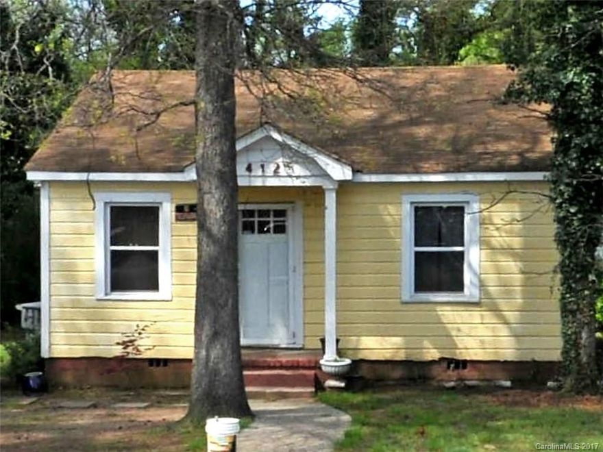 HOT area! Great investment opportunity! Minutes to Uptown Charlotte!  Tenant Occupied.  Lease is month to month.
Property is part of trust and sold as is.