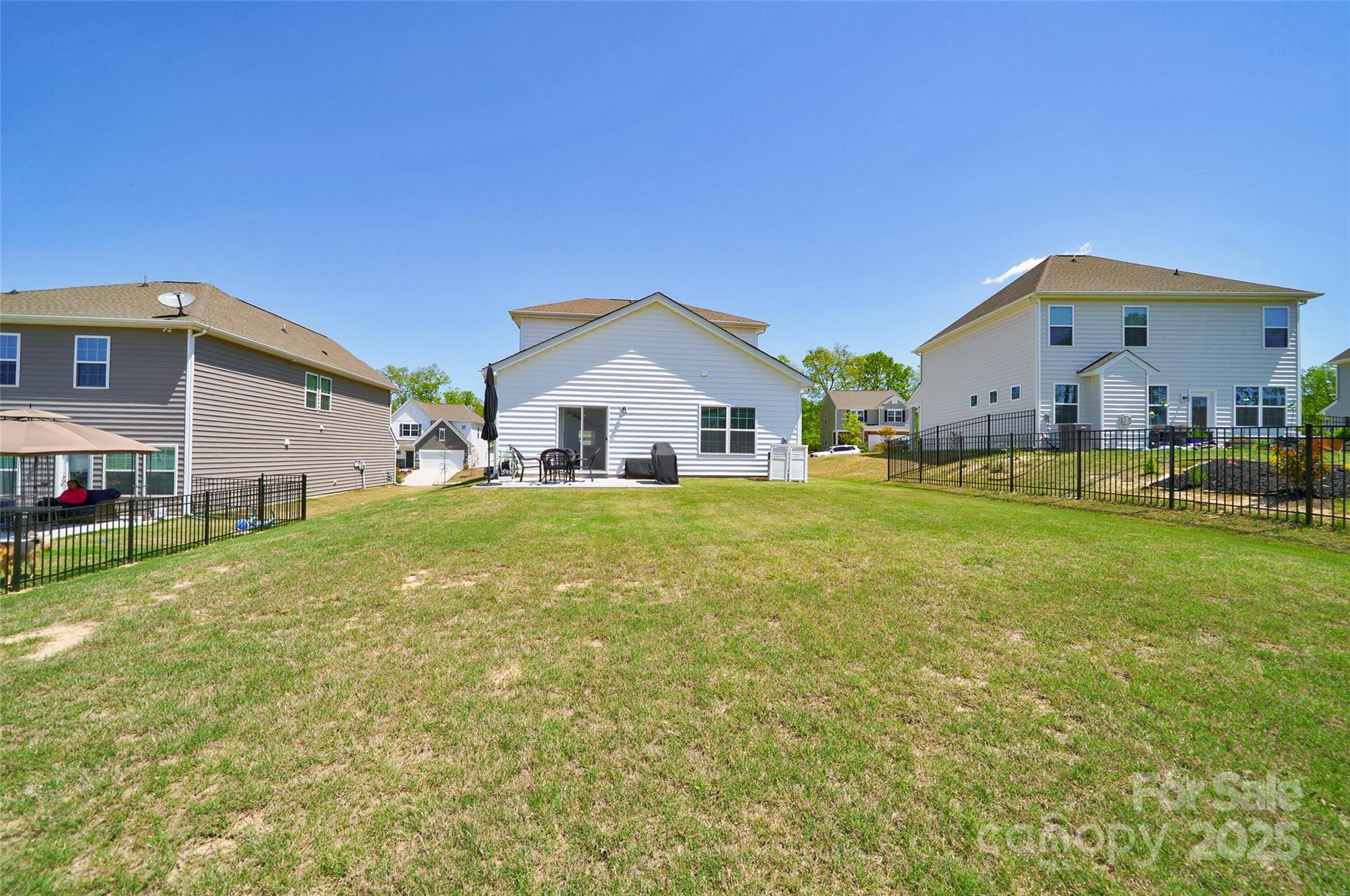 Charlotte, North Carolina 28278, United States, 4 Bedrooms Bedrooms, ,3 BathroomsBathrooms,Residential,Under Contract,112278