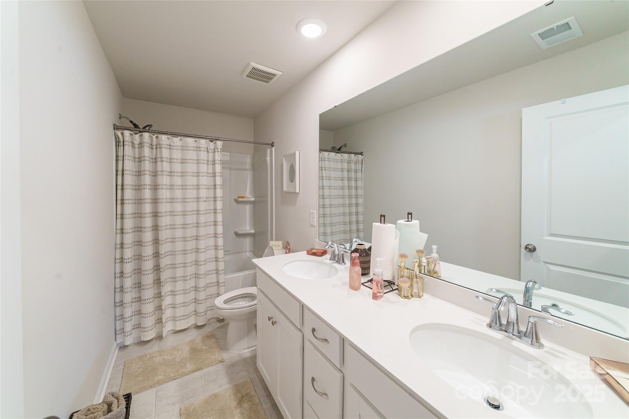 Charlotte, North Carolina 28278, United States, 4 Bedrooms Bedrooms, ,3 BathroomsBathrooms,Residential,Under Contract,112278