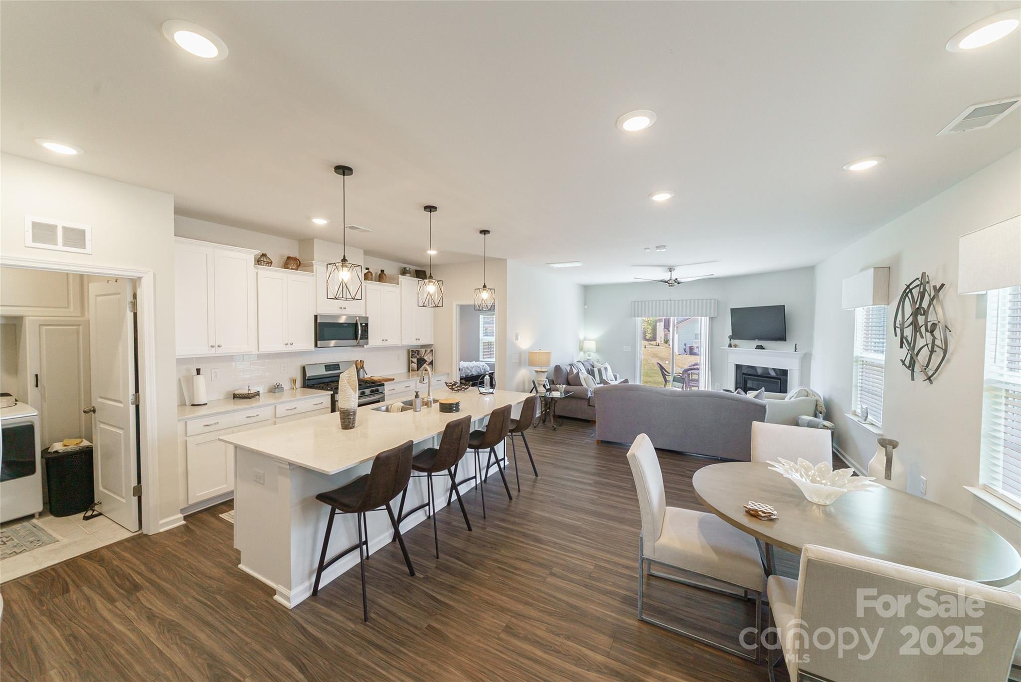 Charlotte, North Carolina 28278, United States, 4 Bedrooms Bedrooms, ,3 BathroomsBathrooms,Residential,Under Contract,112278