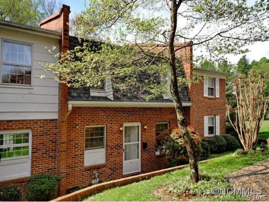 Great location and convenient to town! 2BR, 2.5BA condo in desirable Kensington Court. Spacious living area, Dining room, private back patio with storage space. Monthly fees include water, trash & quarterly termite treatment.