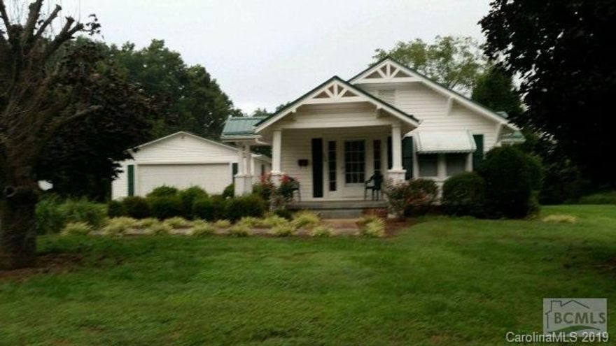 HOME READY TO MOVE IN. ENJOY SETTING ON COVERED PORCH OR WORKING IN GARDEN OUTBACK. 2 CAR DETTACED GARAGE