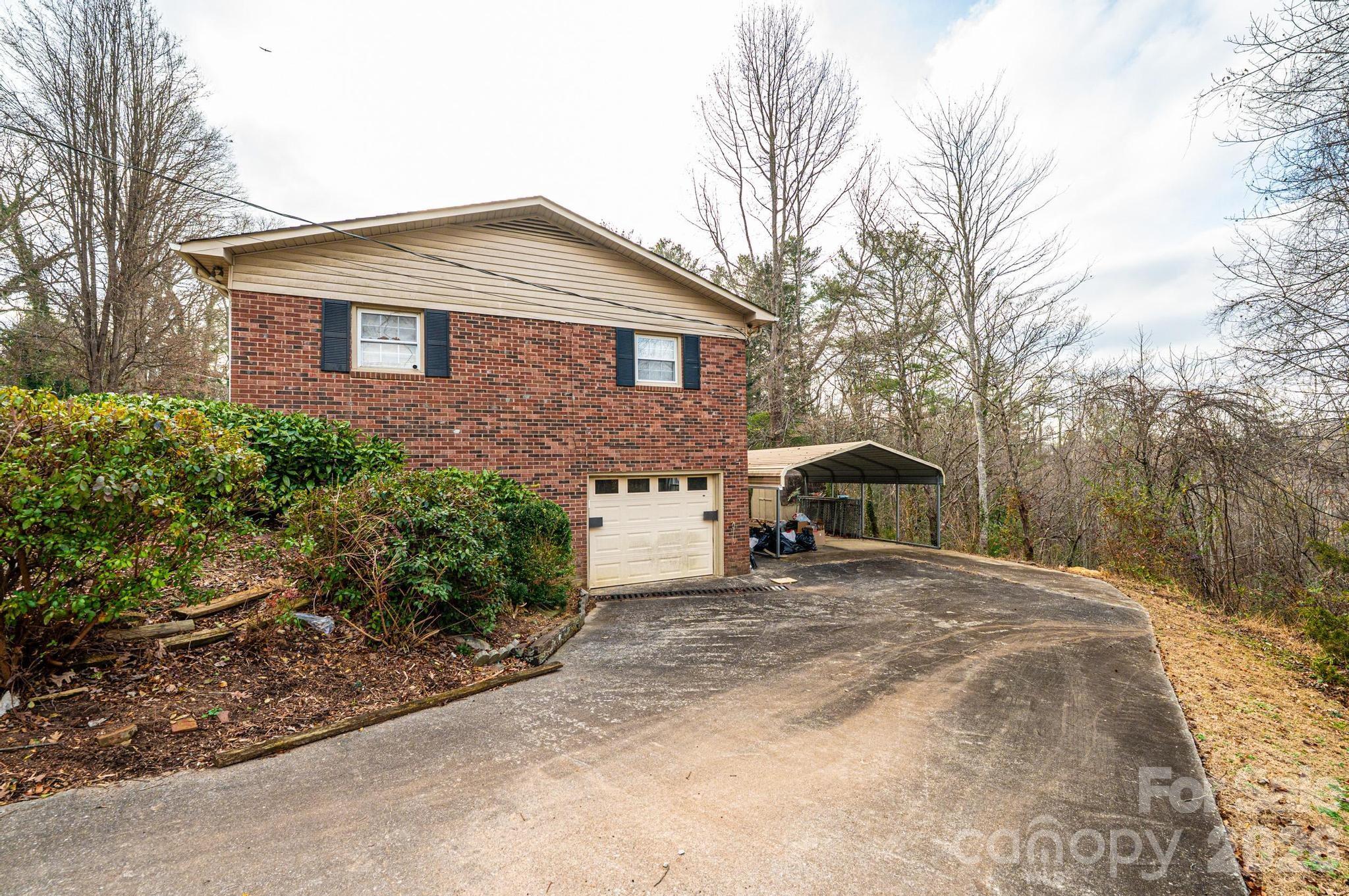 802 Woodbine Place NE