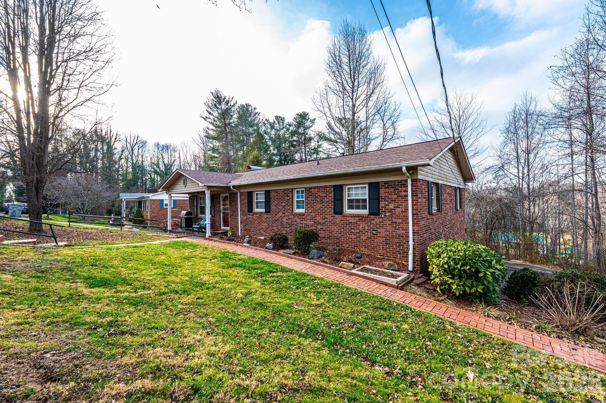 802 Woodbine Place NE