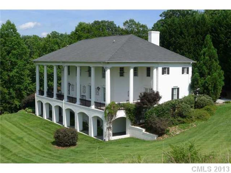 Exquisite waterfront manor offers classic Southern charm & unrivaled attention to detail! Gated driveway winds down to stately front entrance w/ triple garage & porte-cochere. Soaring 2-story foyer. Formal LR/office w/ FP & coffered ceiling. Lrg DR w/ butlers pantry. Cozy den w/ wet bar overlooks water & opens onto stylish kitchen w/ gourmet appli, pantry, breakfast area & patio doors to...