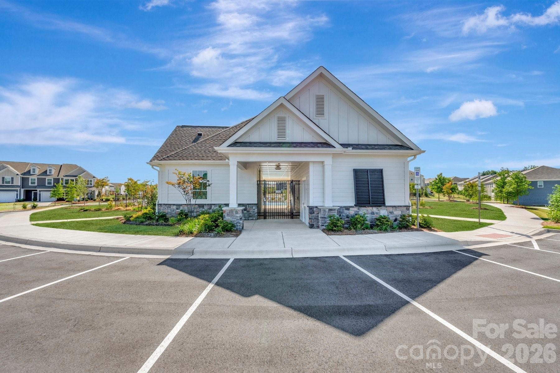 789 Kitfox Drive NW