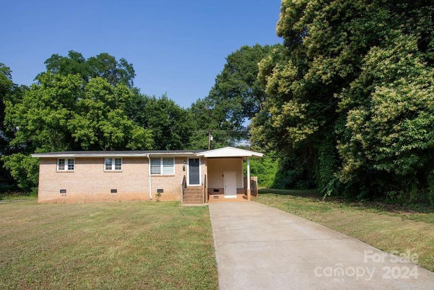 Welcome to this cozy 4 bed 1.5 bath home on the edge of Clanton Park, located in the Southend area! While this house is so close in proximity to anything you’d want to do in Southend, it’s still tucked away into a quiet road on Archer Ave, you get the best of both worlds! This property is really great for anyone looking to renovate/flip a home in a prime area. Don’t miss out on this great investment opportunity!