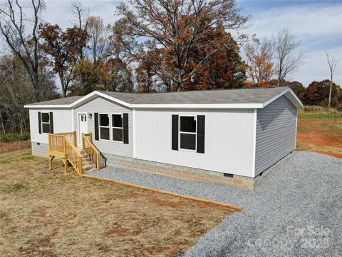 Photo of 516 Lake Mullis Road, Harmony, NC 28634 (MLS # 4302939)