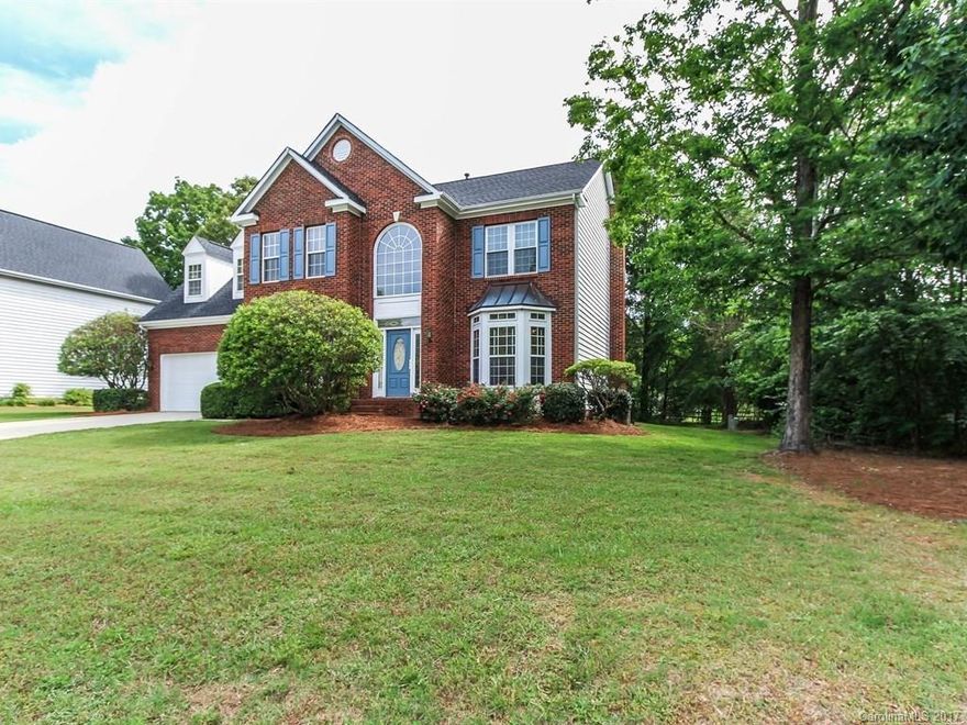 Great opportunity in popular Brandon Oaks! Nice home w/ several updates including: refinished hardwoods on main level, brand new carpet on stairs/2nd floor, freshly painted interior, exterior painting within 2-3 yrs, 2-3 yr old roof, 2-3 yr old downstairs heating/air, new ceiling fans (not in 1BR upstairs), new blinds in dining room, MBR, back bedroom and bonus/bedroom, double wall ovens 3-4 yrs old, electric cooktop 2 yrs old, and new windows in MBR and master bath. Close to pool, a must see!