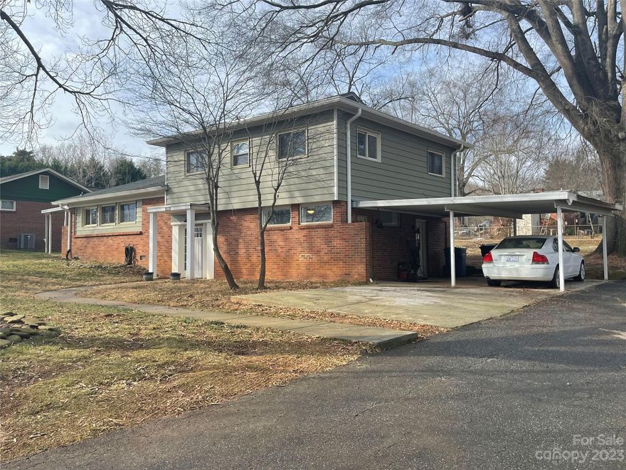 Welcome to this charming split-level home nestled in the heart of Hickory! Ideally located with close proximity to Lenoir Rhyne University, Downtown Hickory's restaurants, and shopping, this residence offers a perfect blend of convenience and comfort.
As you approach, you'll be greeted by a large front yard, adding to the curb appeal of this adorable home. Step inside to discover a thoughtfully designed interior. The main living areas are tastefully laid out across different levels, creating a cozy and unique atmosphere.
The master bathroom features a luxurious walk-in jetted bathtub and the second bathrooms is a Jack and Jill bathroom connecting two of the bedrooms.  
Whether you're a student at Lenoir Rhyne University, a local professional, or someone who appreciates the charm of Hickory, this split-level home offers a delightful living experience with its functional design, prime location, and luxurious amenities. Come make yourself at home in this inviting space!