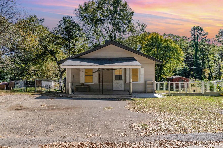 Great opportunity to update this 2 bed 1 bath and make it your own!!!  Would also make a good rental investment property. Nice size back yard with fence. Don't want to miss out on this one.
