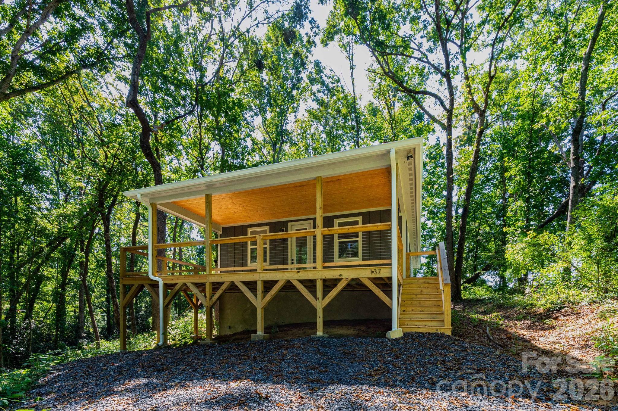 137 E Arbutus Trail