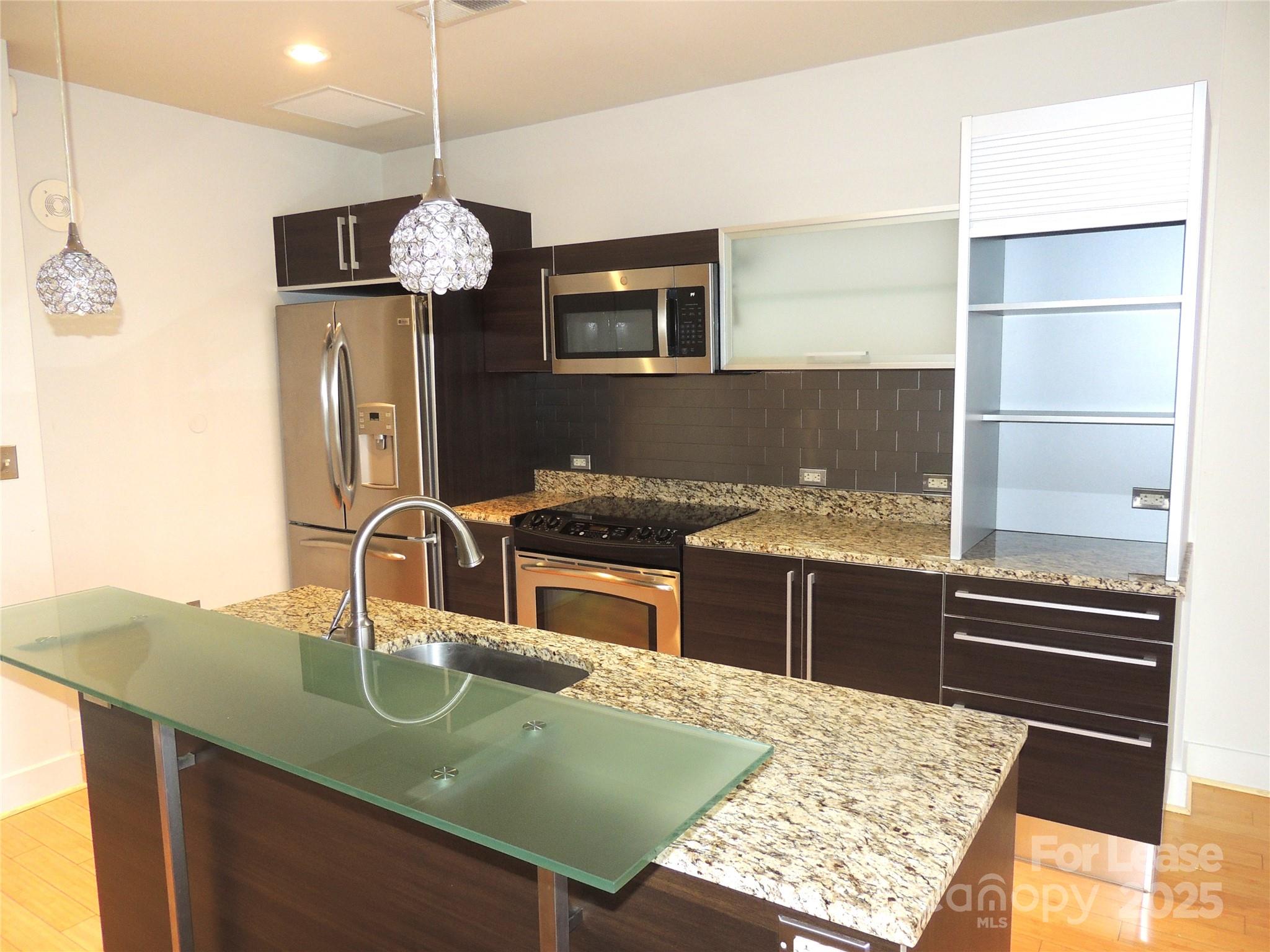 1133 Metropolitan Avenue 606