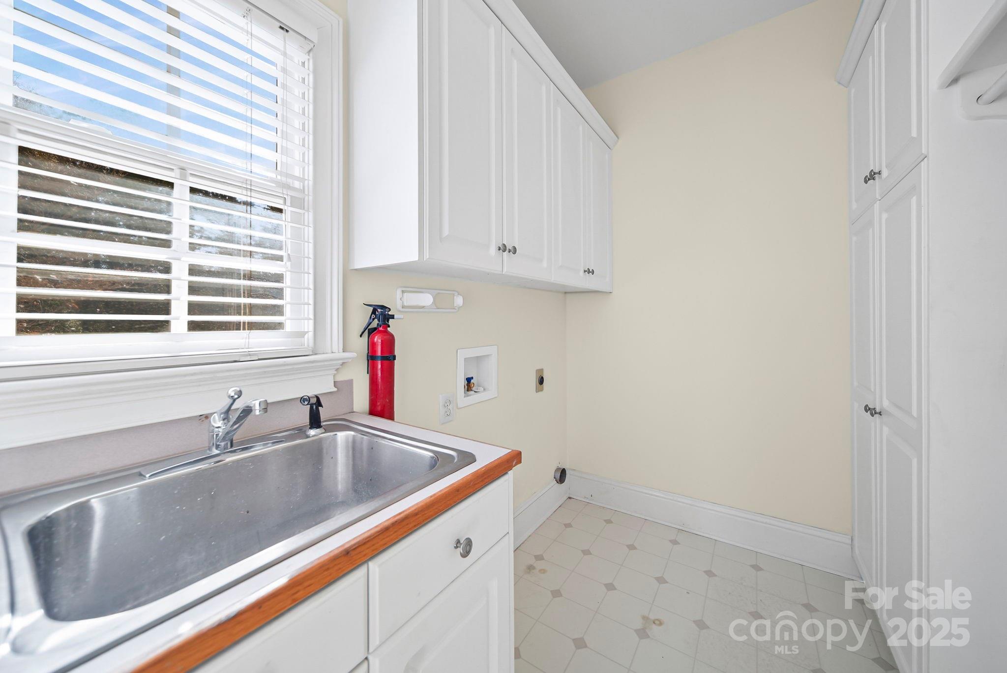 Charlotte, North Carolina 28269, United States, 5 Bedrooms Bedrooms, ,4 BathroomsBathrooms,Residential,Active,249275